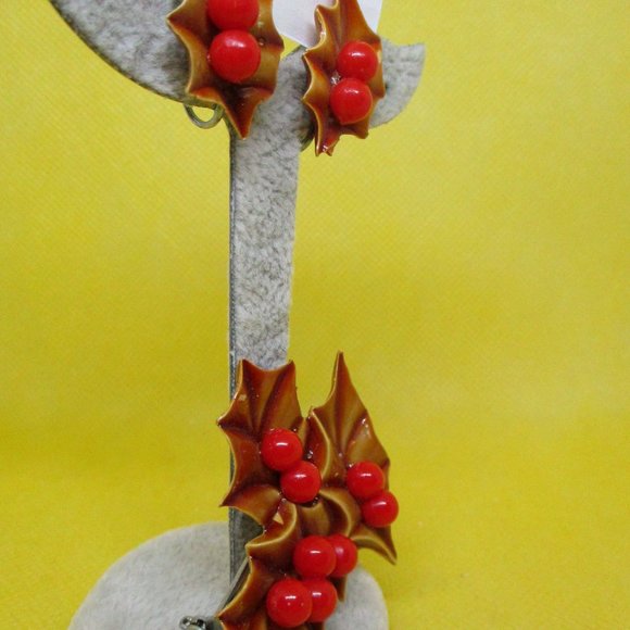 NO 2 VTG Celluloid Holly Berry Christmas Pin Brooch & Matching Holly Berry Chris - Picture 7 of 10